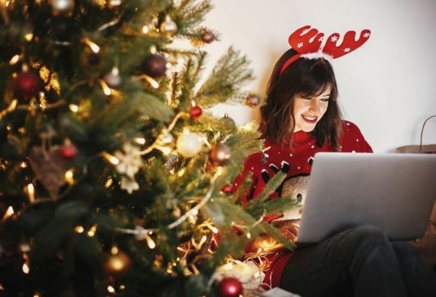 Mujer trabajando con árbol de Navidad