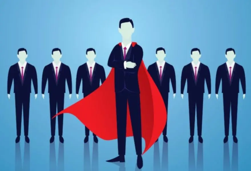 Hombre liderando un equipo de personas